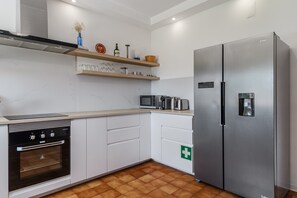 Réfrigérateur, four à micro-ondes, un four, surface de cuisson