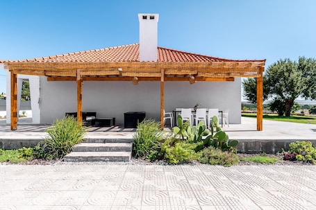 Outdoor dining. Holiday Home 'Palmela Sunset Villa' with Mountain View, Private Pool and Wi-Fi