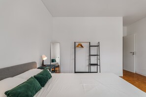 4 bedrooms, iron/ironing board, WiFi, bed sheets