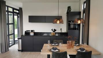 Een koelkast, een magnetron, een oven, een kookplaat