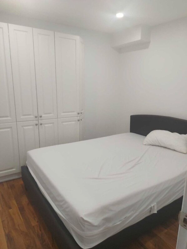 2 bedrooms, iron/ironing board, internet