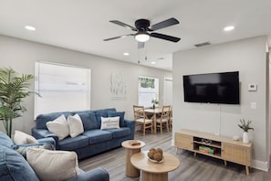 Smart TV - Sarasota Escape- Close to Beaches, IMG & Memorial Hospital (Bradenton)