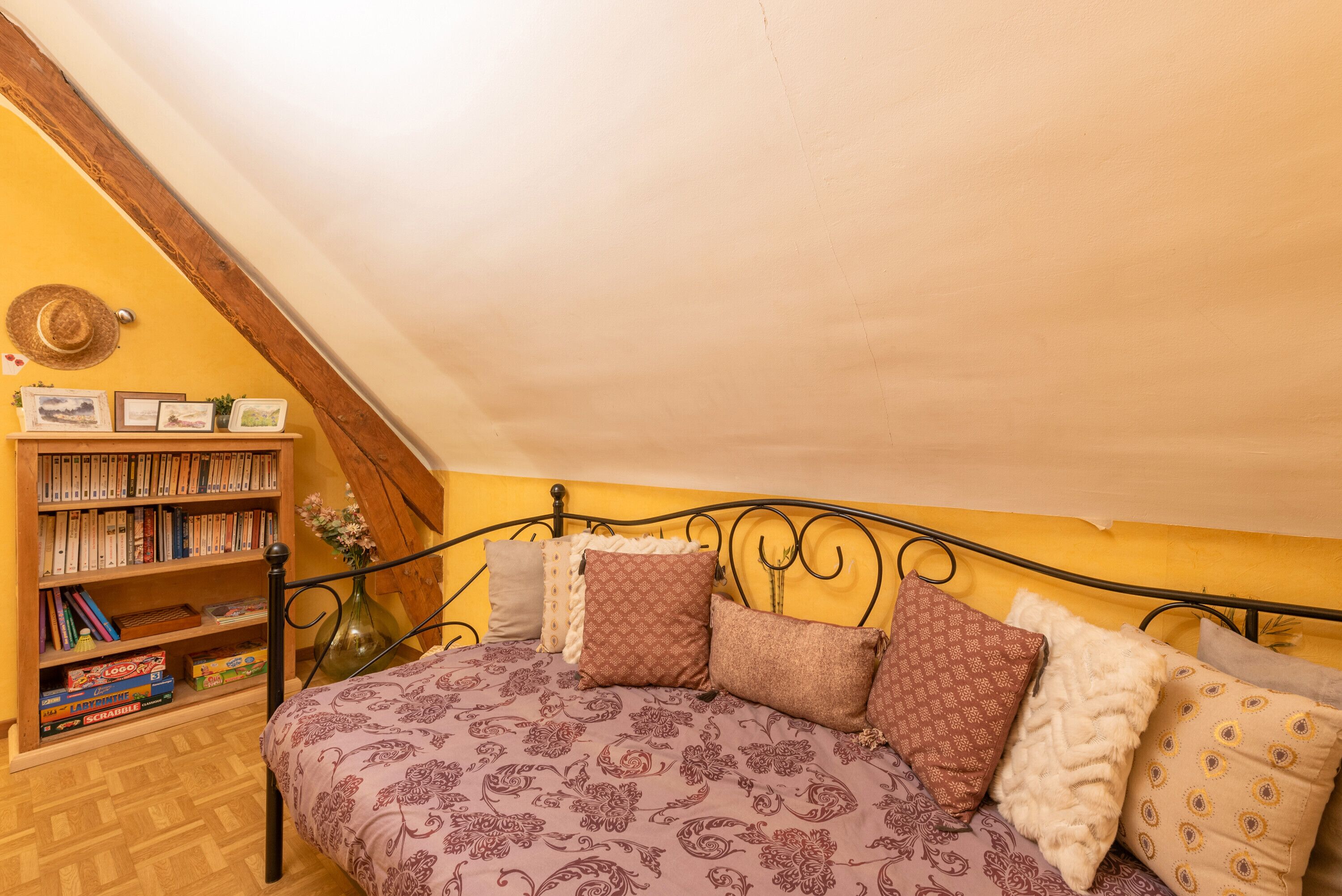 2 bedrooms, iron/ironing board, WiFi