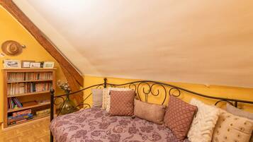 2 bedrooms, iron/ironing board, WiFi