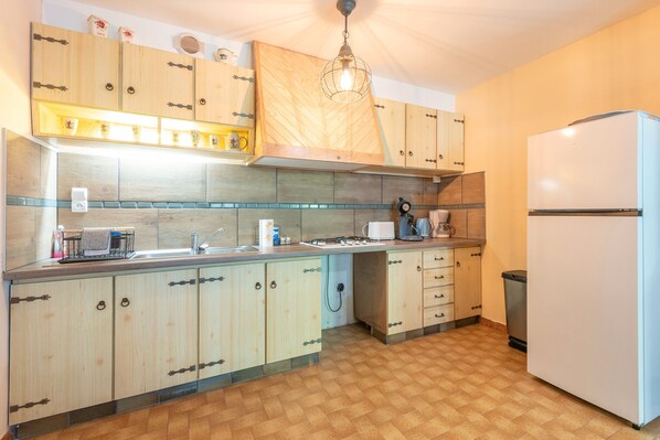 冷蔵庫、電子レンジ、オーブン、コンロ