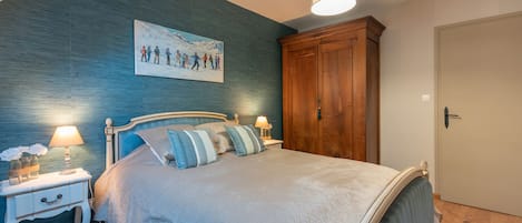2 bedrooms, iron/ironing board, WiFi