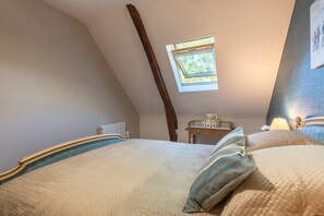 2 bedrooms, iron/ironing board, WiFi