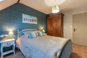 2 bedrooms, iron/ironing board, WiFi