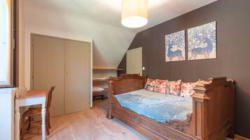 2 bedrooms, iron/ironing board, WiFi