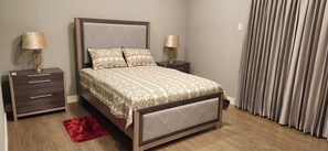 4 habitaciones, tabla de planchar con plancha, wifi y ropa de cama 