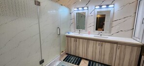 Håndklær, såpe og toalettpapir