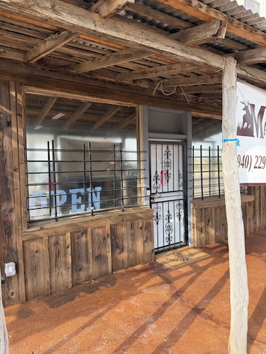 Charming Lodge in Bryson Tx with AC