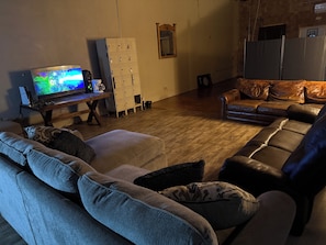 Smart-TV, Kamin, Videospiele, Stereoanlage