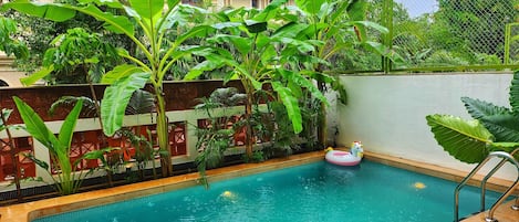 12 outdoor pools