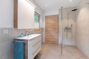 Shower, hair dryer, towels