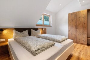 2 bedrooms, WiFi, bed sheets, wheelchair access