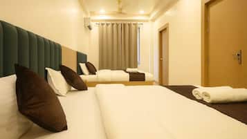 Family Quadruple Room | Bathroom | Shower, towels, soap, shampoo