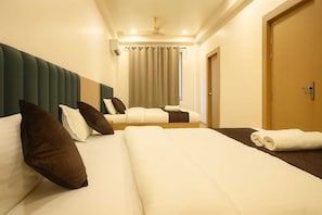 Family Quadruple Room | Bathroom | Shower, towels, soap, shampoo