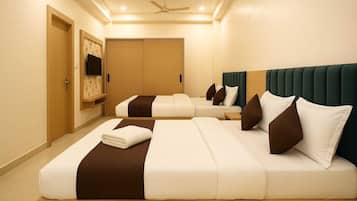 Family Quadruple Room | Desk, laptop workspace, free WiFi