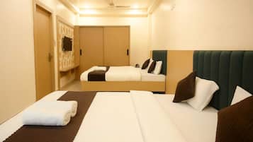 Family Quadruple Room | Desk, laptop workspace, free WiFi