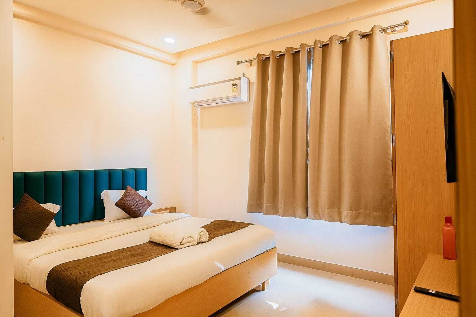 Dubbelrum - utsikt mot staden | Skrivbord, arbetsyta för laptop och gratis wi-fi