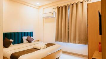 Double Room, City View | Desk, laptop workspace, free WiFi