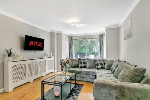 Comfortable 5-Bedroom home- Parking - Smart TV - Business Ready