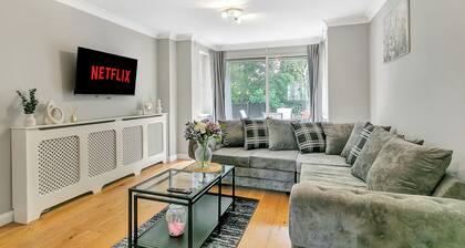 Comfortable 5-Bedroom home- Parking - Smart TV - Business Ready