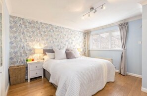 4 bedrooms, iron/ironing board, WiFi, bed sheets