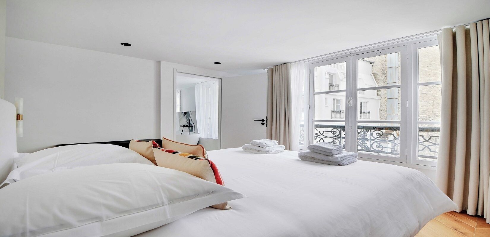 4 bedrooms, desk, iron/ironing board, travel cot