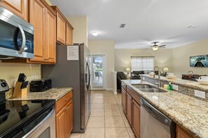 Fridge, microwave, oven, stovetop - BCH3071 Summary:<br>Para (Kissimmee)