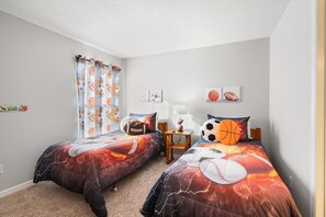 6 bedrooms, iron/ironing board, WiFi, bed sheets - RGC346 Summary:<br>Lake (Davenport)