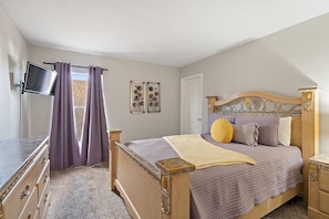 6 bedrooms, iron/ironing board, WiFi, bed sheets
