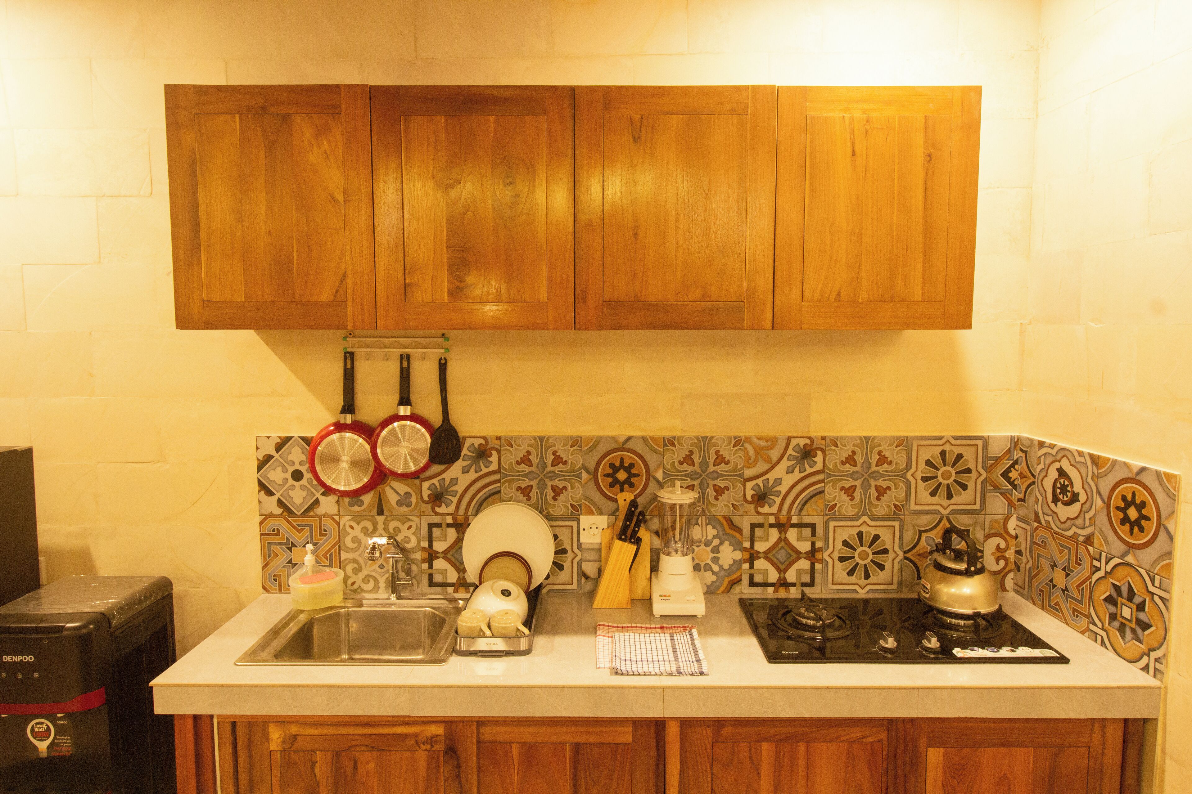 Refrigerador, microondas, parrilla de estufa y cafetera y tetera 