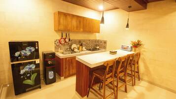 Frigorífico, microondas, placa de cocina y cafetera o tetera