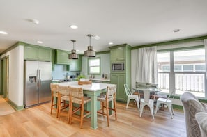Fridge, microwave, oven, stovetop - Shasta Street Retreat - New to Mgmt (Panama City Beach)
