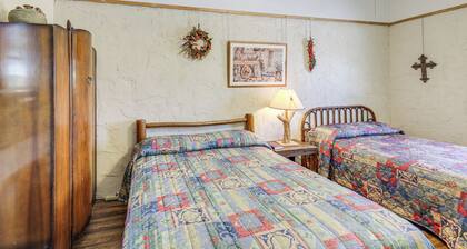 Studio w/ Trail Access: 8 Mi to Lake Whitney St Pk