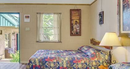 8 Mi to Lake Whitney State Park: Quaint Studio!