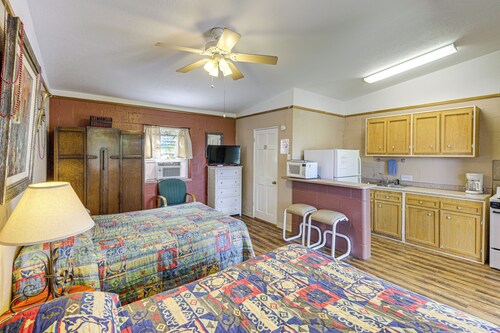 8 Mi to Lake Whitney State Park: Quaint Studio!