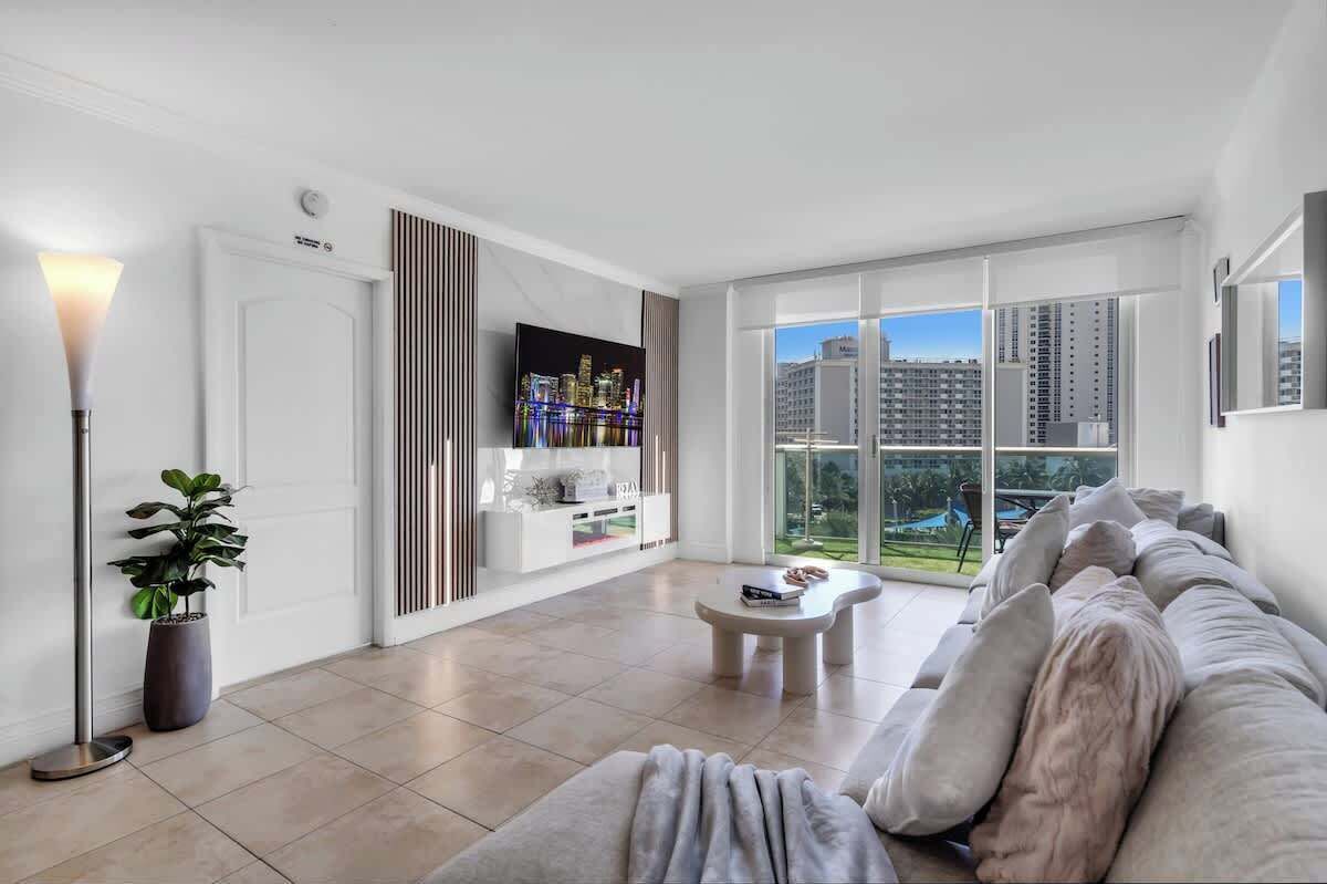 TV, peis og kontorer