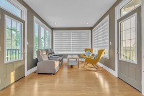 Älytelevisio, takka, kirjoja