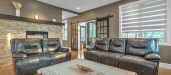 Luxury 6-bedroom house with Long driveway in West Saint Paul