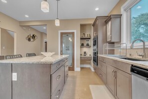 Mikroaaltouuni, uuni, liesi, astianpesukone