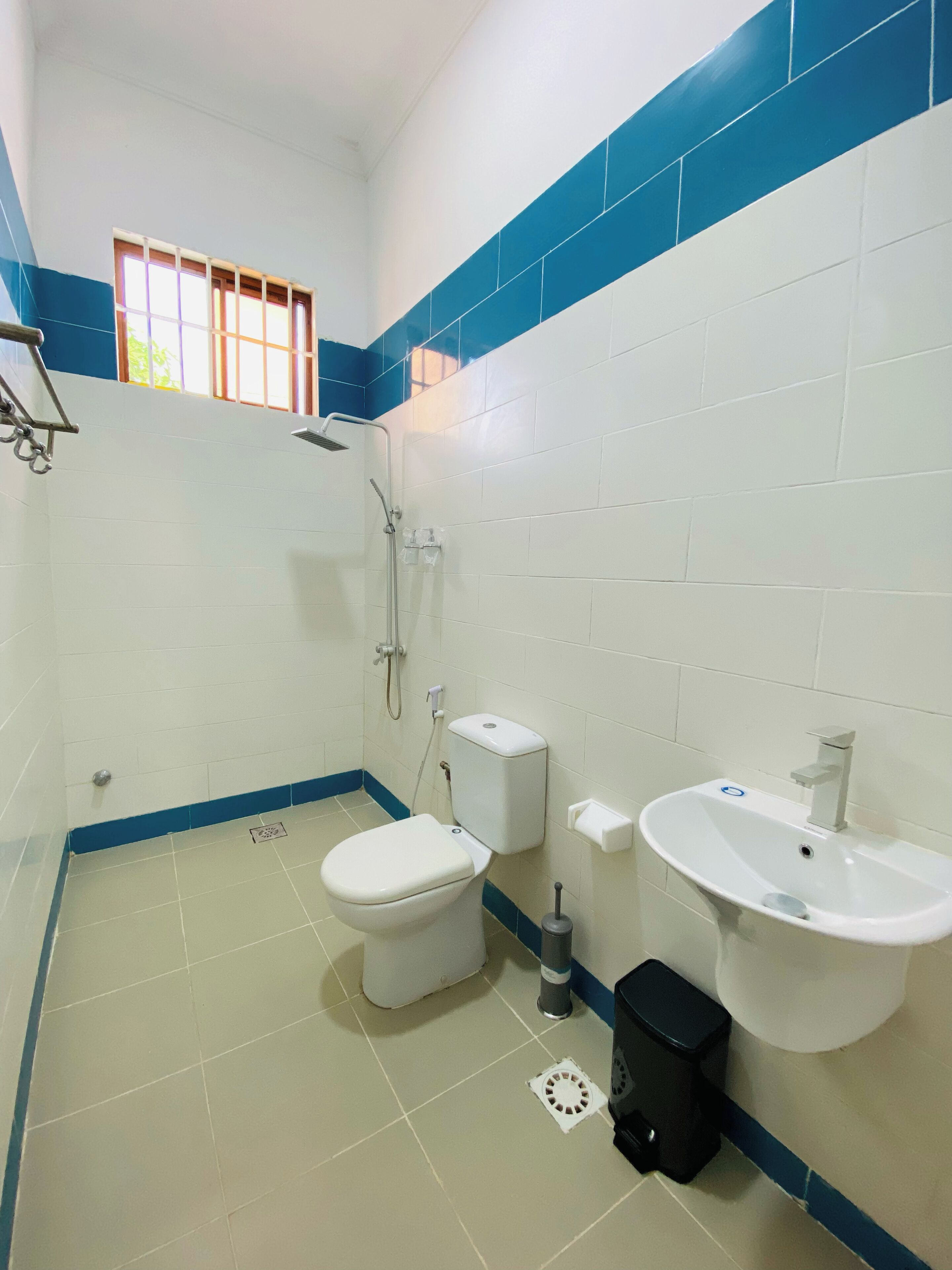 Regadera, secadora de cabello, bidet, toallas 