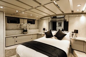 5 bedrooms, iron/ironing board, WiFi, bed sheets