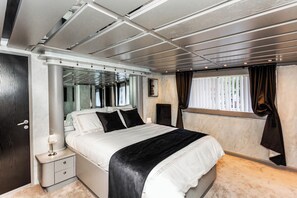 5 bedrooms, iron/ironing board, WiFi, bed sheets