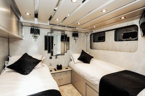 5 bedrooms, iron/ironing board, WiFi, bed sheets