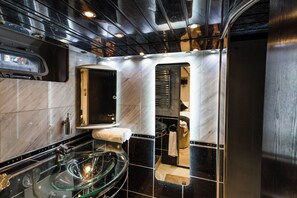 Regadera, tina de hidromasaje, secadora de cabello, toallas 