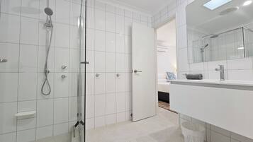 Shower, towels