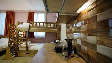 家庭客房, 露台, 花園景 | 房內夾萬、熨斗/熨衫板、免費 Wi-Fi